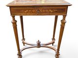une vieille table en bois avec un plateau en marbre sur fond blanc