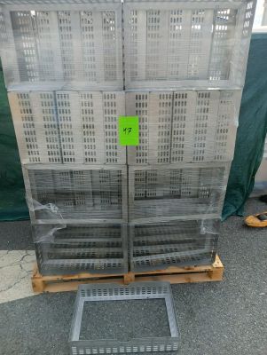 une pile de caisses posées sur une palette, avec une étiquette de prix