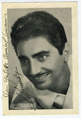 une photo en noir et blanc d'un homme moustachu