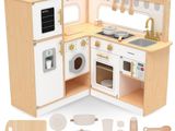 une cuisine jouet en bois avec un évier, une cuisinière, un lave-vaisselle et des ustensiles