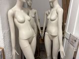 trois mannequins debout dans une pièce