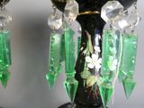 deux vases décorés de fleurs vertes et blanches