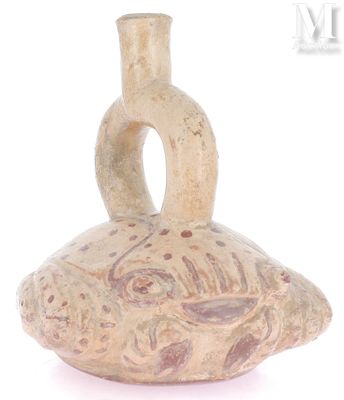 un petit vase avec un oiseau sur une surface blanche