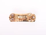 une image d'un gros plan d'une bague en or sur un fond blanc