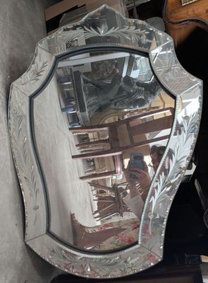 un miroir accroché au mur à côté d'une guitare