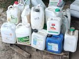 une pile de conteneurs posés les uns à côté des autres sur le sol