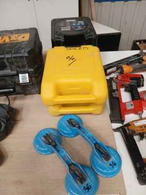 de nombreux outils posés sur une table