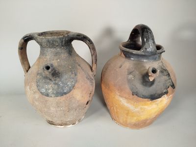 deux vases posés côte à côte sur une surface blanche