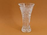 un vase en verre posé sur une table