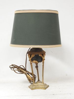 une lampe surmontée d'un abat-jour vert