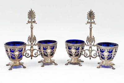 trois vases en verre argenté et bleu empilés les uns sur les autres