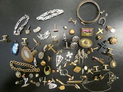 de nombreux types de bijoux sur la table
