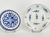 deux assiettes bleues et blanches ornées de motifs sur un fond blanc
