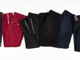 cinq paires de jeans alignées sur un fond blanc