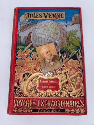 un vieux livre sur lequel figure l'image d'un homme tenant un globe terrestre