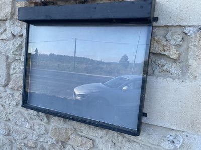 un chat assis sur le rebord d'une fenêtre