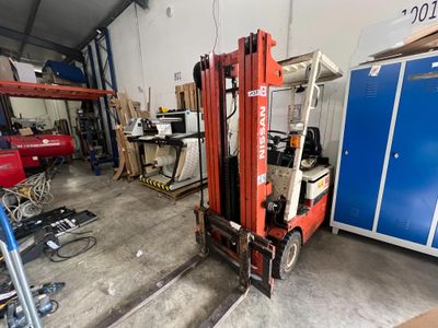 chariot élévateur NISSAN avec fourche et bras hauteur triple mat