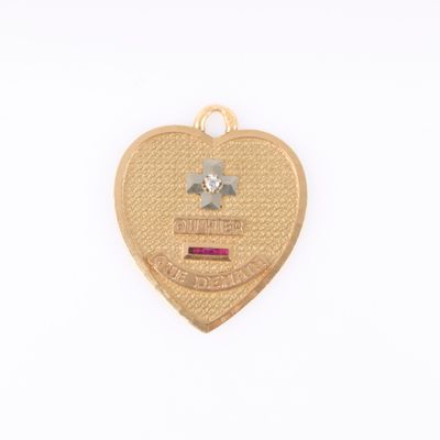une photo d'un pendentif en or en forme de cœur orné d'un diamant