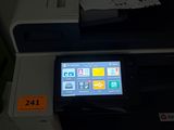 une imprimante posée sur un bureau