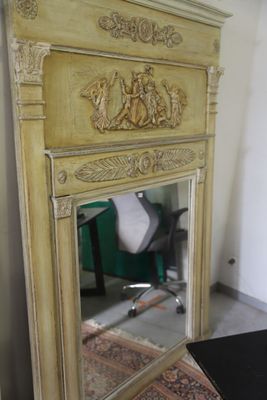 un miroir posé par terre devant une cheminée