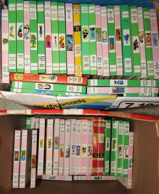 beaucoup de livres dans une boîte