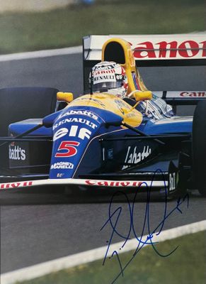 Cet homme conduit une voiture de course sur le circuit pendant la journée.