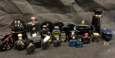 Lot de 25 flacons de parfum et eau de toilette (factices), c…