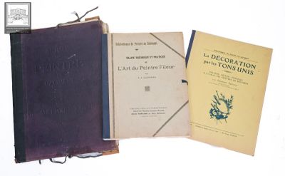 Trois livres sont posés sur une table, avec une horloge en arrière-plan.