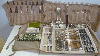 de nombreux articles d'argenterie sont disposés dans ce coffret sur la table