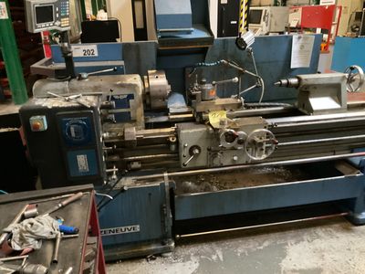 une grande machine installée dans une pièce