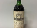 une bouteille de vin posée sur une table