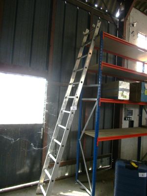 une échelle appuyée contre un mur dans un bâtiment