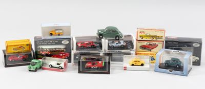 tout un tas de petites voitures et de camions dans des boîtes