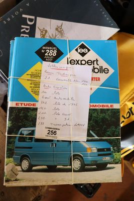une camionnette bleue posée sur une table