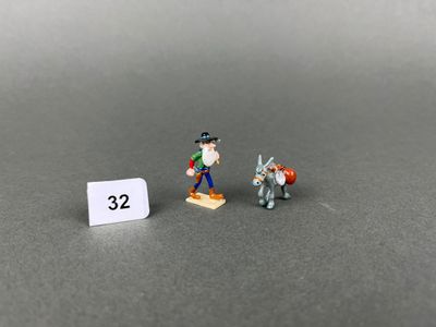 deux figurines représentant un homme et un chien portant une médaille d'identification