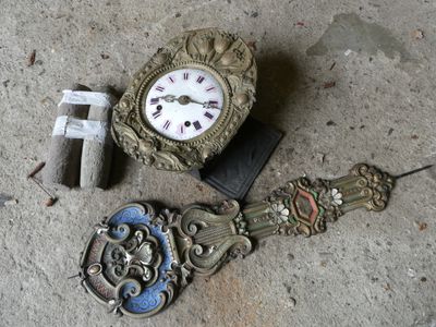 Mouvement comtois, cadran émail blanc, avec balancier polychrome et 2  - Photo 1