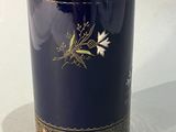 un vase bleu orné d'un motif floral