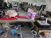 Le contenu du bar en : machine à moudre le café, cendriers, … (photo 2)