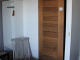 un lit et une chaise dans une pièce dotée d'une porte coulissante