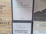 Plusieurs cartons de vin sont empilés les uns sur les autres sur une table