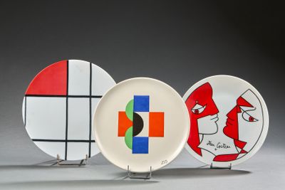 trois assiettes à motifs différents posées sur une table