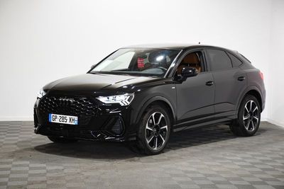un SUV noir garé sur un sol à damier dans une pièce