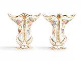 paire de vases anciens en porcelaine, ornés de motifs floraux sur fond blanc