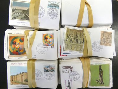 de nombreux types de timbres disposés sur une table