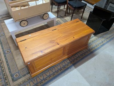 une table en bois sur laquelle est posé un chariot, dans une pièce
