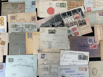 de nombreux types de lettres et d'enveloppes sur la table