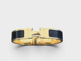 un gros plan d'une bague en or dont l'anneau est recouvert d'émail noir