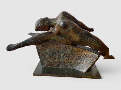 sculpture en bronze représentant une femme allongée sur un livre
