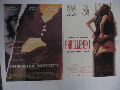 deux affiches de cinéma représentant un homme et une femme en train de s'embrasser face à face