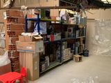 une pièce remplie de cartons et d'une chaise rouge